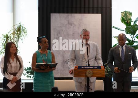 Brooklyn, USA. 11 luglio 2023. Donald Capoccia, Managing Partner, BFC Partners si unisce al sindaco di New York Eric Adams, annunciando uno storico trasferimento di progresso per i newyorkesi che vivono in rifugi, per ospitarli permanentemente all'Arch di Brooklyn, New York, 11 luglio 2023. L'Arco è una componente di un progetto di riqualificazione dell'ex Bedford-Union Armory Building e campus che oggi, secondo la nostra stima, è la prima comunità completa di salute e benessere di New York. (Foto di Steve Sanchez/Sipa USA) credito: SIPA USA/Alamy Live News Foto Stock