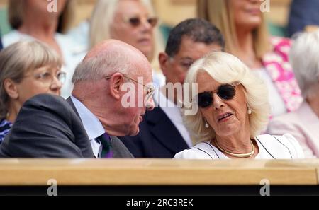 La regina Camilla e il presidente dell'AELTC Ian Hewitt (a sinistra) nel palco reale il decimo giorno dei Campionati di Wimbledon 2023 all'All England Lawn Tennis and Croquet Club di Wimbledon. Data foto: Mercoledì 12 luglio 2023. Foto Stock