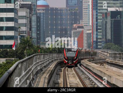 Giacarta, Indonesia. 12 luglio 2023. Il Light Rail Transit (LRT) Jabodebek (Jakarta-Bogor-Depok-Bekasi) viene visto durante una prova limitata a Giacarta, Indonesia, il 12 luglio 2023. Crediti: DWI Aqilasyah/Xinhua/Alamy Live News Foto Stock