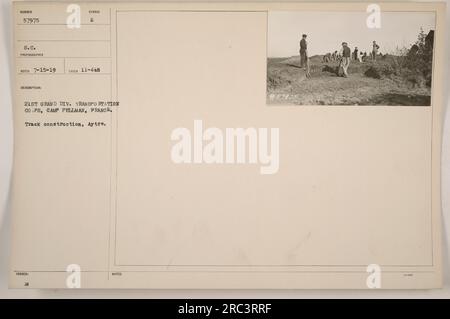 Un gruppo di soldati del 21st Grand Division Transportation Corps viene mostrato mentre costruiscono binari ad Aytre in Francia. Questa fotografia, numerata 57975 S.C., è stata scattata il 448 novembre da un fotografo identificato dalle loro iniziali RE. Foto Stock