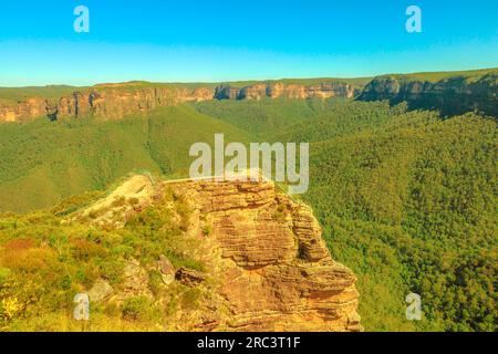 Il Parco Nazionale Blue Mountains, Nuovo Galles del Sud, Australia. Drammatiche scogliere di arenaria nel paesaggio australiano di pulpito Rock lookout, Blackheath nelle vicinanze Foto Stock