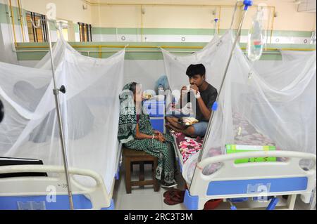 Sylhet, Bangladesh. 11 luglio 2023. Le persone con dengue ricevono il trattamento presso l'angolo Dengue di Sylhet MAG Osmani Medical College Hospital, Bangladesh. Più di 6 pazienti sono ora in trattamento in questo angolo di Dengue. Il numero di pazienti affetti da dengue diagnosticati negli ospedali del Bangladesh sta gradualmente aumentando e il numero di casi e decessi di dengue è aumentato in modo allarmante in tutto il paese nelle ultime tre settimane. L'11 luglio 2023 Sylhet, Bangladesh (foto del MD Rafayat Haque Khan/Eyepix Group/Sipa USA) credito: SIPA USA/Alamy Live News Foto Stock