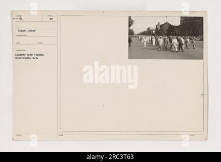 Una folla si riunisce per una Liberty Loan Parade a Washington, D.C., durante la prima guerra mondiale. L'immagine è stata scattata dal fotografo della Signal Corps REC, con la foto etichettata come 111-SC-61. La parata fa parte di una campagna di raccolta fondi nota come Liberty Loan, che mirava a sostenere lo sforzo bellico. Foto Stock