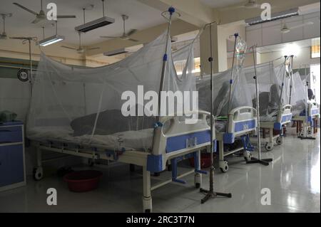 Sylhet, Bangladesh. 11 luglio 2023. Le persone con dengue ricevono il trattamento presso l'angolo Dengue di Sylhet MAG Osmani Medical College Hospital, Bangladesh. Più di 6 pazienti sono ora in trattamento in questo angolo di Dengue. Il numero di pazienti affetti da dengue diagnosticati negli ospedali del Bangladesh sta gradualmente aumentando e il numero di casi e decessi di dengue è aumentato in modo allarmante in tutto il paese nelle ultime tre settimane. L'11 luglio 2023 Sylhet, Bangladesh (foto del MD Rafayat Haque Khan/Eyepix Group/Sipa USA) credito: SIPA USA/Alamy Live News Foto Stock