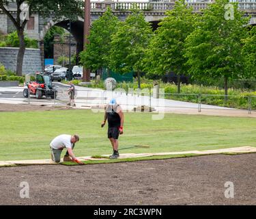 27 giugno 2023. Aberdeen, Scozia. Sono operai che stanno posando un nuovo terreno all'interno dei Union Terrace Gardens nel centro della città Foto Stock