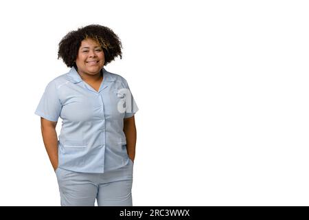 ritratto della giovane donna afro-latina di etnia venezuelana, in uniforme blu che posa, sorride e guarda la fotocamera, sfondo bianco - spazio copia Foto Stock
