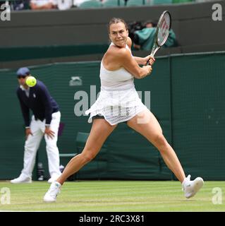 Londra, Regno Unito. 12 luglio 2023. La bielorussa Arnya Sabalenka gioca un backhand nel suo match dei quarti di finale contro l'americana Madison Keys ai campionati di Wimbledon 2023 a Londra mercoledì 12 luglio 2023. Foto di Hugo Philpott/UPI credito: UPI/Alamy Live News Foto Stock