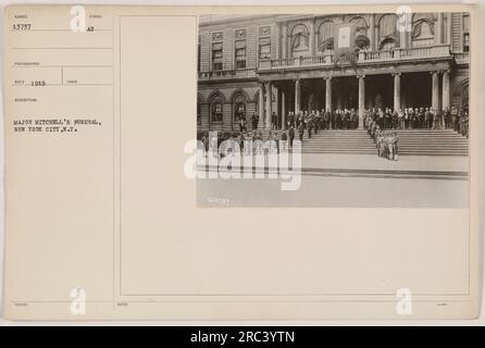 Personale militare DEGLI STATI UNITI che partecipa alla processione funebre del maggiore Mitchell a New York City, NY nel 1919. La foto, scattata da BECO, mostra l'occasione cupa e il tributo al soldato caduto. Foto Stock