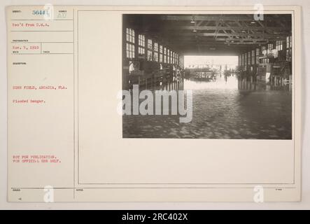 Hangar allagato a Dorr Field ad Arcadia, Florida. La foto è stata scattata il 5 novembre 1918. L'immagine è stata ricevuta dal fotografo D.M.A. ed è etichettata come foto numero 56444. L'hangar è allagato a causa delle recenti inondazioni nell'area. Questa foto non è destinata all'uso pubblico ed è esclusivamente per uso ufficiale. Foto Stock