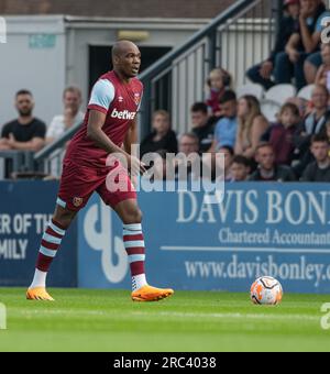 Borehamwood, Hertfordshire, Londra, Inghilterra, 10 luglio 2023. Angelo Ogbonna del West Ham sul pallone, durante il Borehamwood Football Club V West Ham United Football Club, in amichevole pre-stagione, al Meadow Park. (Immagine di credito: ©Cody Froggatt/Alamy Live News) Foto Stock