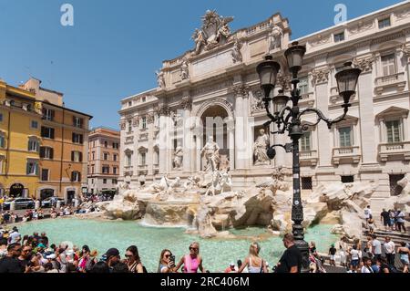 Roma, . 12 luglio 2023. 12/07/2023 Roma: Turisti in Piazza di Trevi con temperature intorno ai 36° PS la foto può essere utilizzata nel rispetto del contesto in cui è stata scattata, e senza intento diffamatorio del decoro delle persone rappresentate. Credito: Agenzia fotografica indipendente/Alamy Live News Foto Stock