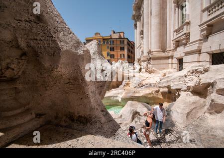 Roma, . 12 luglio 2023. 12/07/2023 Roma: Turisti in Piazza di Trevi con temperature intorno ai 36° PS la foto può essere utilizzata nel rispetto del contesto in cui è stata scattata, e senza intento diffamatorio del decoro delle persone rappresentate. Credito: Agenzia fotografica indipendente/Alamy Live News Foto Stock