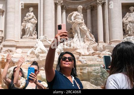 Roma, . 12 luglio 2023. 12/07/2023 Roma: Turisti in Piazza di Trevi con temperature intorno ai 36° PS la foto può essere utilizzata nel rispetto del contesto in cui è stata scattata, e senza intento diffamatorio del decoro delle persone rappresentate. Credito: Agenzia fotografica indipendente/Alamy Live News Foto Stock