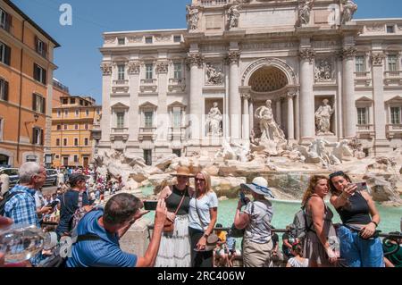 Roma, . 12 luglio 2023. 12/07/2023 Roma: Turisti in Piazza di Trevi con temperature intorno ai 36° PS la foto può essere utilizzata nel rispetto del contesto in cui è stata scattata, e senza intento diffamatorio del decoro delle persone rappresentate. Credito: Agenzia fotografica indipendente/Alamy Live News Foto Stock