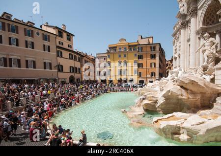 Roma, . 12 luglio 2023. 12/07/2023 Roma: Turisti in Piazza di Trevi con temperature intorno ai 36° PS la foto può essere utilizzata nel rispetto del contesto in cui è stata scattata, e senza intento diffamatorio del decoro delle persone rappresentate. Credito: Agenzia fotografica indipendente/Alamy Live News Foto Stock