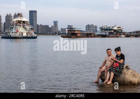 Wuhan, Cina. 11 luglio 2023. Un paio si raffredda nel fiume Yangtze a Wuhan. L'11 luglio segna l'inizio di quella che è tradizionalmente conosciuta come la stagione calda e umida della Cina di 40 giorni, i giorni estivi dei cani, martedì, il Centro meteorologico Nazionale ha esteso un allarme arancione - il secondo allarme più alto - per le alte temperature, mentre le onde di calore bruciano vaste aree del paese. Credito: SOPA Images Limited/Alamy Live News Foto Stock