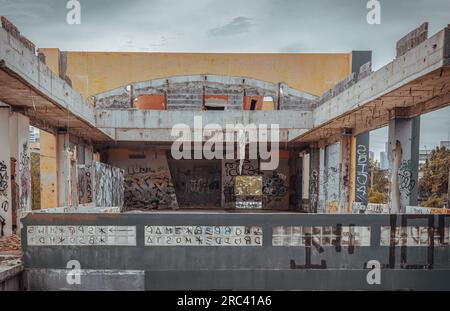 Bangkok, Thailandia - 08 luglio 2023 - la struttura interna degli edifici abbandonati con mattoni è stata lasciata deteriorarsi nel corso degli anni. I graffiti Foto Stock