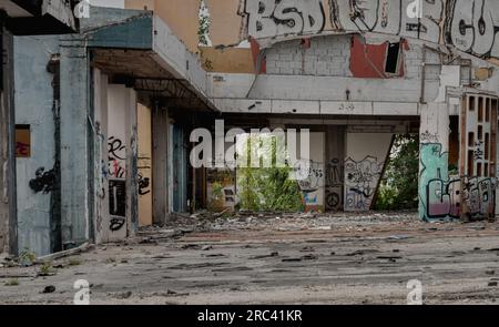 Bangkok, Thailandia - 08 luglio 2023 - la struttura interna degli edifici abbandonati con mattoni è stata lasciata deteriorarsi nel corso degli anni. I graffiti Foto Stock