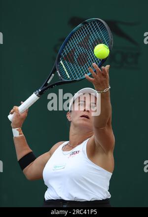 12 luglio 2023; All England Lawn Tennis and Croquet Club, Londra, Inghilterra: Torneo di tennis di Wimbledon; Lucy Shuker (GBR) serve ad Aniek Van Koot (NED) , carte per le donne in sedia a rotelle, credito match: Action Plus Sports Images/Alamy Live News Foto Stock