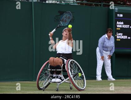 12 luglio 2023; All England Lawn Tennis and Croquet Club, Londra, Inghilterra: Torneo di tennis di Wimbledon; Lucy Shuker (GBR) serve ad Aniek Van Koot (NED), sedia a rotelle per donne credito partita singola: Action Plus Sports Images/Alamy Live News Foto Stock