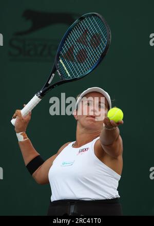 12 luglio 2023; All England Lawn Tennis and Croquet Club, Londra, Inghilterra: Torneo di tennis di Wimbledon; Lucy Shuker (GBR) serve ad Aniek Van Koot (NED) , carte per le donne in sedia a rotelle, credito match: Action Plus Sports Images/Alamy Live News Foto Stock