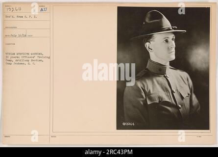 La fotografia 111-SC-13264 mostra Vivian Meredith Manning, un soldato di 30 anni presso il campo di addestramento degli ufficiali, sezione artiglieria, Camp Jackson, S. C. questa immagine è stata scattata dal fotografo Redd ed è stata ricevuta il 10 luglio 1918. L'immagine è descritta come una rappresentazione di Manning durante il suo addestramento. Foto Stock