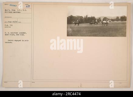 I cadetti della United States Military Academy di West Point, New York, partecipano a un concorso di polo. La fotografia è stata ricevuta dall'ufficiale comandante dell'accademia, scattata il 22 luglio 1918, con una descrizione numero 775. L'evento si svolse presso l'accademia e coinvolse i cadetti che parteciparono a una partita di polo. Foto Stock