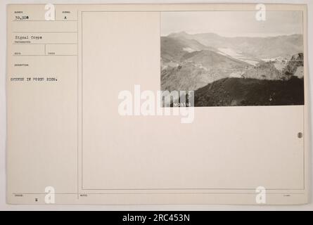 Un gruppo di militari americani viene catturato in una fotografia durante la prima guerra mondiale I soldati sembrano essere impegnati in attività a Porto Rico (Porto Rico). L'immagine è stata scattata da un fotografo del Signal Corps. La foto è numerata 38.908 e fa parte di una serie che documenta le attività militari americane durante la guerra. Foto Stock