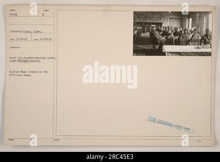 "Ufficiali del 21° Gran Div. Corpo dei trasporti per una cena di Natale presso l'Officers Mess, Camp Pullman, Francia. Fotografia scattata il 25 dicembre 1918. Fotografo: Segnale COPPS. Questa immagine fa parte della collezione del 218th Division Transportation Corps, Camp Pullman, Francia." Foto Stock