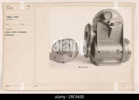 Didascalia: Apparato corpo di segnale, Autometro NUMERO 53,558. Questa fotografia cattura una vista ravvicinata dell'Autometer, un'apparecchiatura utilizzata dai Signal Corps durante la prima guerra mondiale. Lo scopo preciso e la funzione di questo particolare apparecchio sono sconosciuti. Foto Stock