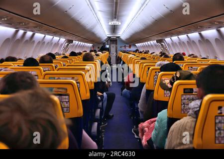 MARSIGLIA, FRANCIA - 11 DICEMBRE 2019: Passeggeri a bordo di un volo low-cost Ryanair con partenza da Marsiglia, Francia. Foto Stock