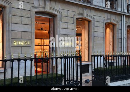 PARIGI, FRANCIA - 10 DICEMBRE 2019: Negozio di moda Gucci in Avenue Montaigne a Parigi, Francia. Avenue Montaigne è uno dei negozi di moda più esclusivi Foto Stock