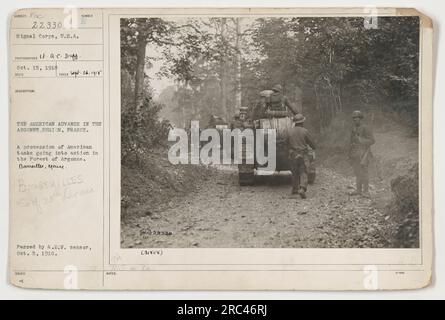 Didascalia: "Carri armati americani che avanzano in azione nella foresta di Argonne durante l'avanzata americana nella regione di Argonne, in Francia. Questa fotografia, scattata il 26 settembre 1918 da L.A.C. Duff, mostra una processione di carri armati a Bourailles, Mosa. È stato pubblicato dopo essere stato approvato dal censore A.E.V. il 5 ottobre 1918." Foto Stock