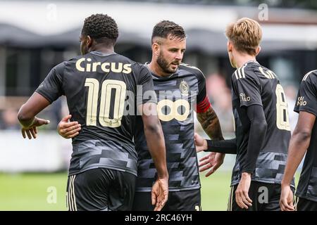 Tubbergen, Paesi Bassi. 12 luglio 2023. Aron Donnum di Standard raffigurato durante una partita di calcio amichevole tra lo Standard belga de Liege e l'olandese AZ Alkmaar, durante il loro training camp estivo, mercoledì 12 luglio 2023 a Tubbergen, per prepararsi alla prossima stagione 2023-2024. BELGA PHOTO BRUNO FAHY Credit: Belga News Agency/Alamy Live News Foto Stock