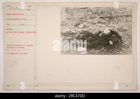 I resti di Quentin Roosevelt furono catturati in questa fotografia, scattata da qualche parte all'estero vicino a Chamery, in Francia durante la prima guerra mondiale. L'immagine, proveniente da fotografie tedesche, è stata copiata dalla S.C. Photograph Co. Le fotografie originali sono state rilasciate solo per uso ufficiale. La foto è etichettata come 047457 nel record. Foto Stock