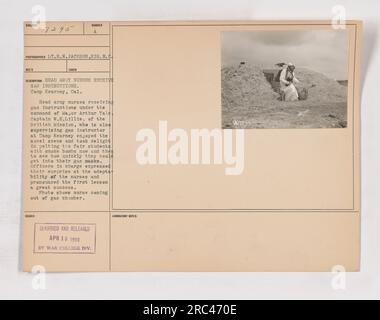 Infermiere capo dell'esercito a Camp Kearney, CA, ricevendo istruzioni per il gas sotto il comando del maggiore Arthur Yale. Capitano W.H. Lillie della missione britannica supervisiona l'istruttore di gas. Durante l'addestramento, le bombe fumogene sono state lanciate contro le infermiere per testare le loro abilità nel mettere rapidamente le loro maschere antigas. Gli ufficiali furono impressionati dall'abilità delle infermiere, ritenendo la prima lezione un successo. Nella foto, un'infermiera esce dalla camera a gas. Censurato e rilasciato dal War College il 18 aprile 1918. Foto Stock