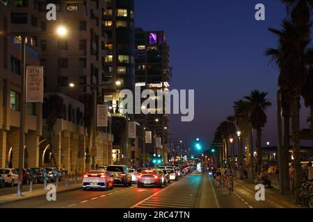 TEL AVIV, ISRAELE - 3 NOVEMBRE 2022: Le persone viaggiano in bicicletta lungo il lungomare (Tayelet) a Tel Aviv, Israele. Tel Aviv è l'economia e la tecnologia Foto Stock