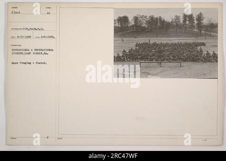 Soldati a Camp Gordon, Georgia, che partecipano a corsi educativi e ricreativi durante la prima guerra mondiale In questa foto, sono impegnati in un'attività di canto di massa mentre sono seduti. La foto è stata scattata il 6 aprile 1920 dal fotografo Sot Saum. È una delle numerose immagini che documentano le attività militari americane durante la guerra. Foto Stock