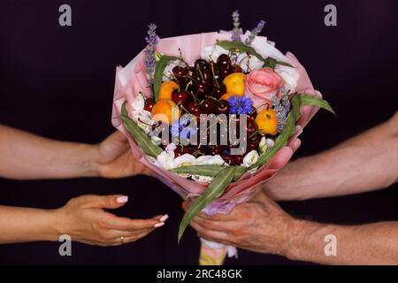 bouquet commestibile di fiori di frutta e rose regalo magico Foto Stock