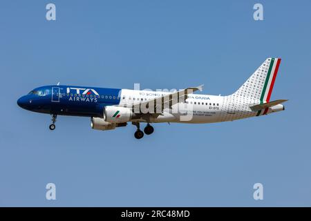 ITA Airways Airbus A320-216 (REG: EI-DTG) in speciale schema colore, io sono Friuli Venezia Giulia. Foto Stock