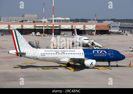 VENEZIA, ITALIA - 22 MAGGIO 2023: Aereo passeggeri ITA Airways Airbus A320 presso l'aeroporto Marco Polo di Venezia in Italia. E' un importante aeroporto internazionale Foto Stock