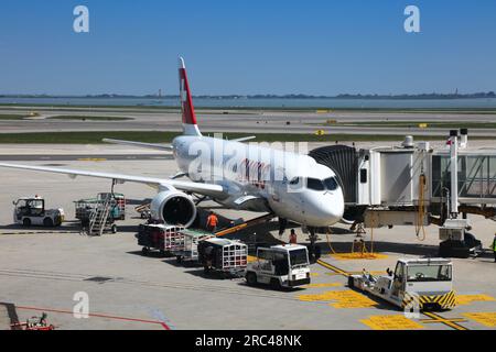 VENEZIA, ITALIA - 22 MAGGIO 2023: Aerei passeggeri Airbus A220 svizzeri presso l'aeroporto Marco Polo di Venezia in Italia. E' un importante aeroporto internazionale Foto Stock