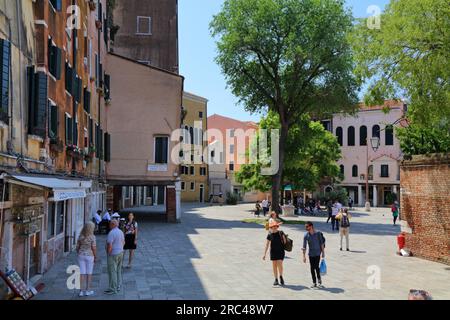 VENEZIA, ITALIA - 22 MAGGIO 2023: La gente visita il quartiere del nuovo Ghetto a Venezia, Italia. Venezia è un sito patrimonio dell'umanità dell'UNESCO. Foto Stock
