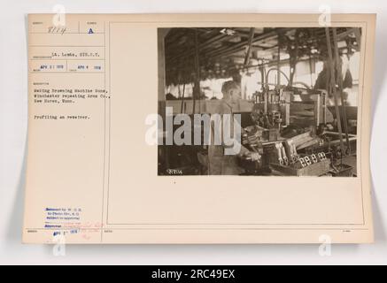 Soldier at the Winchester Repeating Arms Co. A New Haven, Conn., lavorando sul profiling del ricevitore di una Browning Machine Gun. Questa fotografia è stata scattata il 6 aprile 1918 e distribuita dal Dipartimento della Guerra per la distribuzione. Prendere nota dei contrassegni sul retro: 111-SC-8114 e data di approvazione 2 aprile 1918. Foto Stock