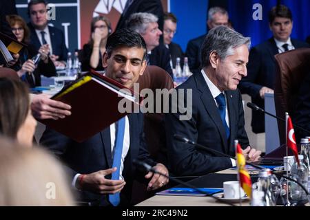 Vilnius, Lituania. 12 luglio 2023. Da sinistra a destra: Rishi Sunak (primo ministro del Regno Unito) con Antony J. Blinken (Segretario di Stato degli Stati Uniti) durante il vertice NATO di Vilnius del 2023 a Vilnius, in Lituania, l'11 luglio 2023. (Foto della NATO tramite Credit: SIPA USA/Alamy Live News Foto Stock