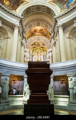 Sarcofago di Napoleone nella cripta aperta, Dôme des Invalides - Tomba di Napoleone i, Museo dell'Esercito, un museo militare nazionale di Francia , Parigi, Francia Foto Stock