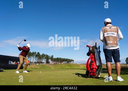North Berwick, East Lothian, Scozia, Regno Unito. 12 luglio 2023. Rory McIlroy guida il quarto tee al Genesis Scottish Open al Renaissance Club di North Berwick. Iain Masterton/Alamy Live News Foto Stock