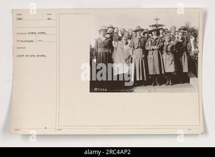 Un gruppo di Girl Scout che partecipano a un'attività militare durante la prima guerra mondiale. La foto è stata scattata il 10 marzo 1921 dal Signal Corps. Le Girl Scout possono essere viste indossando uniformi e tenendo bandiere. L'immagine è etichettata "Group of Girl Scouts" con il simbolo "C AU NOTES 07055". Foto Stock