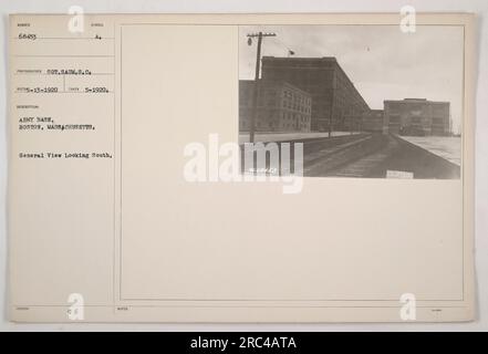 Vista generale guardando a sud di una base militare situata a Boston, Massachusetts, durante la prima guerra mondiale Questa fotografia, scattata nel maggio 1920 dal sergente Saum, offre una prospettiva aerea della base. L'immagine mostra vari edifici e infrastrutture militari presenti all'epoca. Foto Stock