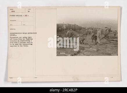 I soldati senegalesi nella prima guerra mondiale lavorano alla costruzione di un molo vicino a una stazione ferroviaria durante le loro ore fuori dalle trincee di combattimento, con l'obiettivo di trasportare rifornimenti ai fronti. Foto Stock